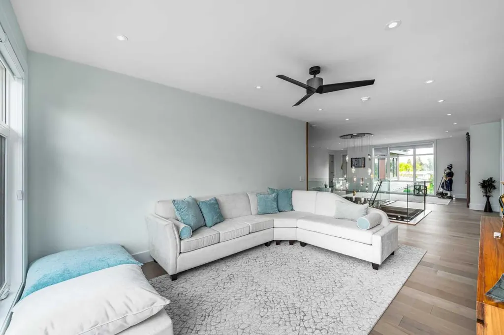1911 52 Street NW Calgary AB T3B 1C3