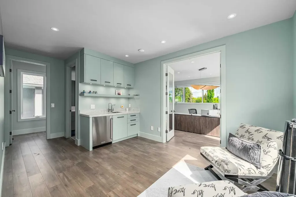 1911 52 Street NW Calgary AB T3B 1C3