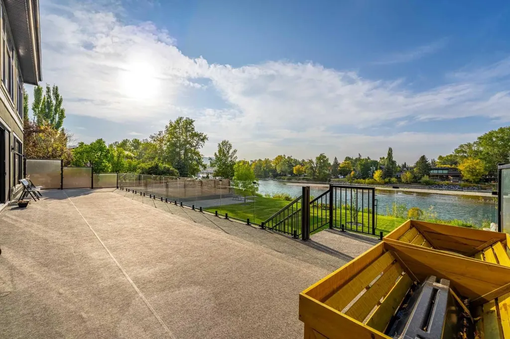 1911 52 Street NW Calgary AB T3B 1C3
