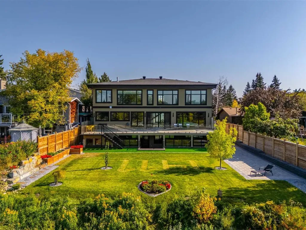 1911 52 Street NW Calgary AB T3B 1C3