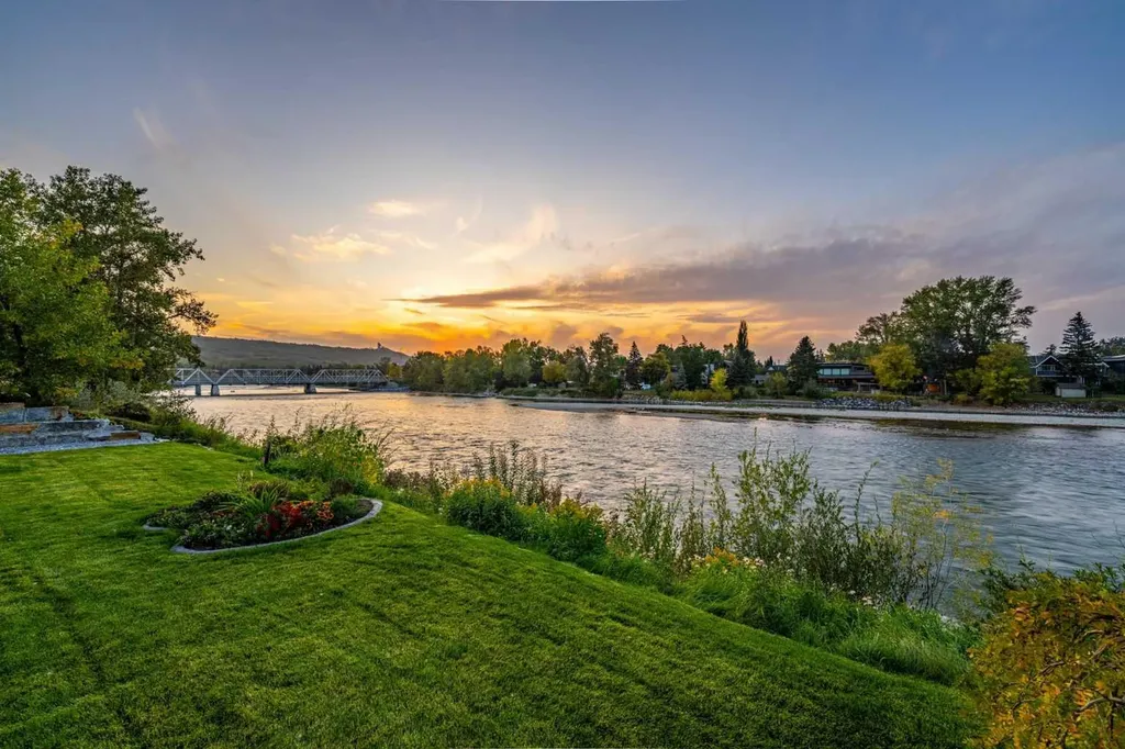 1911 52 Street NW Calgary AB T3B 1C3