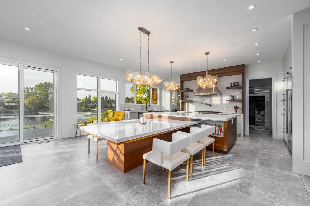 1911 52 Street NW Calgary AB T3B 1C3