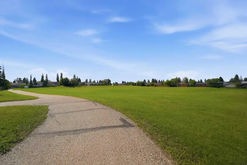 10 Tee Road Lacombe AB T4L 1R4