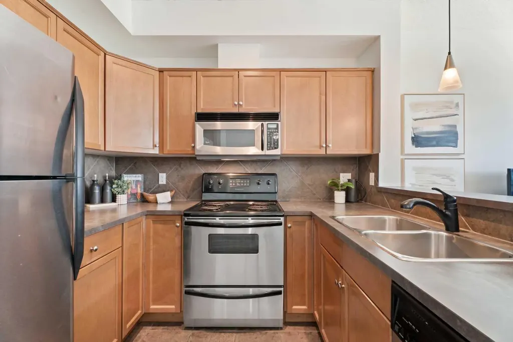 153 Rockyledge View NW Calgary AB T3G 5Y5