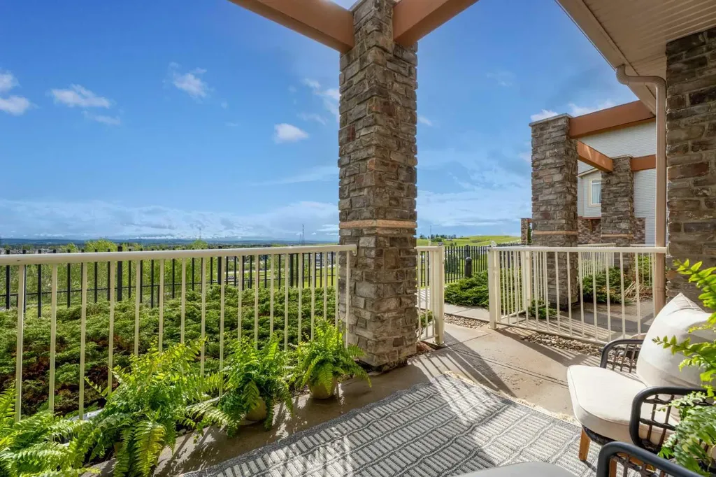 153 Rockyledge View NW Calgary AB T3G 5Y5