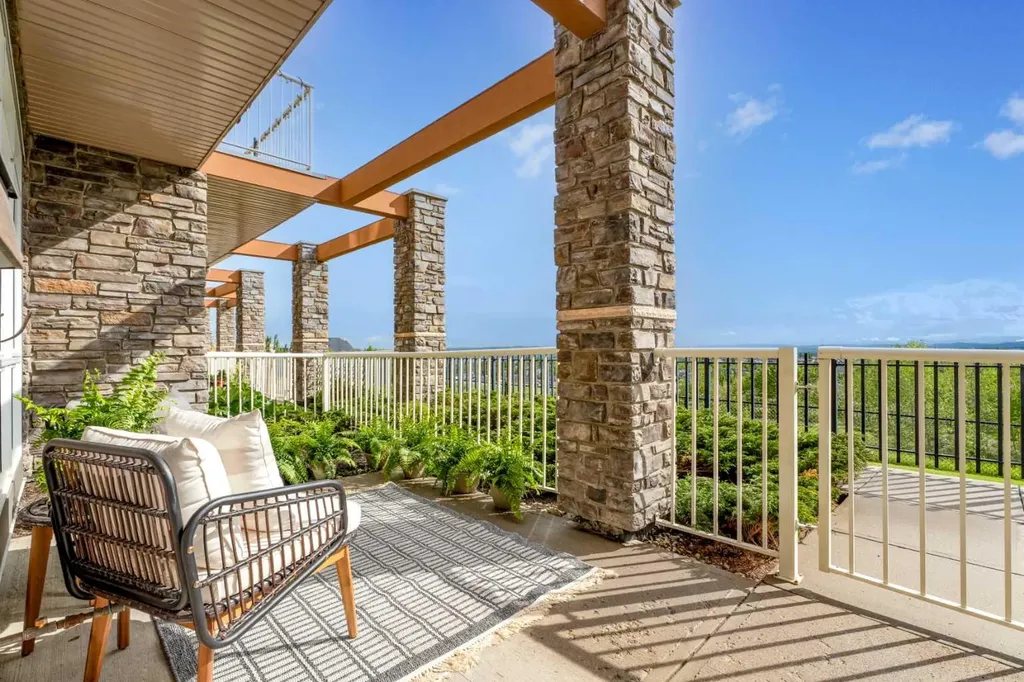 153 Rockyledge View NW Calgary AB T3G 5Y5