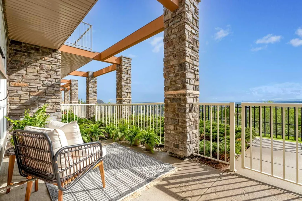 153 Rockyledge View NW Calgary AB T3G 5Y5