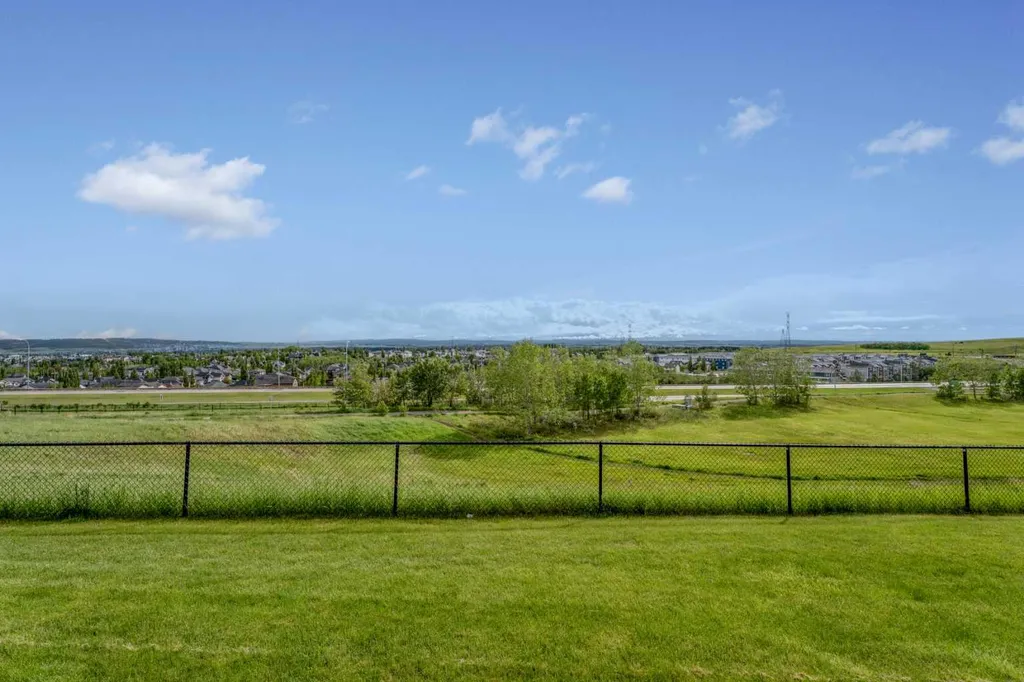 153 Rockyledge View NW Calgary AB T3G 5Y5
