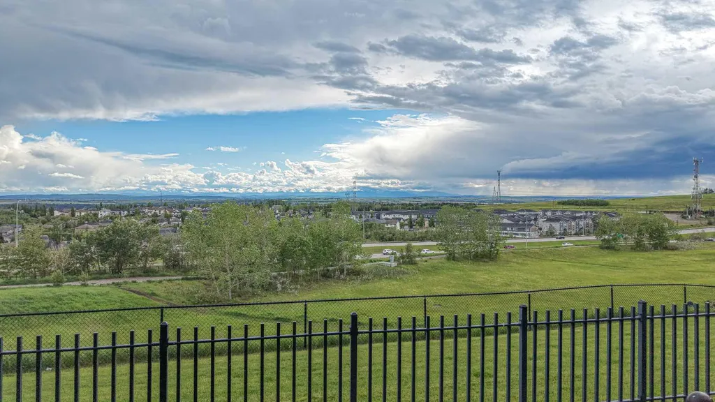 153 Rockyledge View NW Calgary AB T3G 5Y5