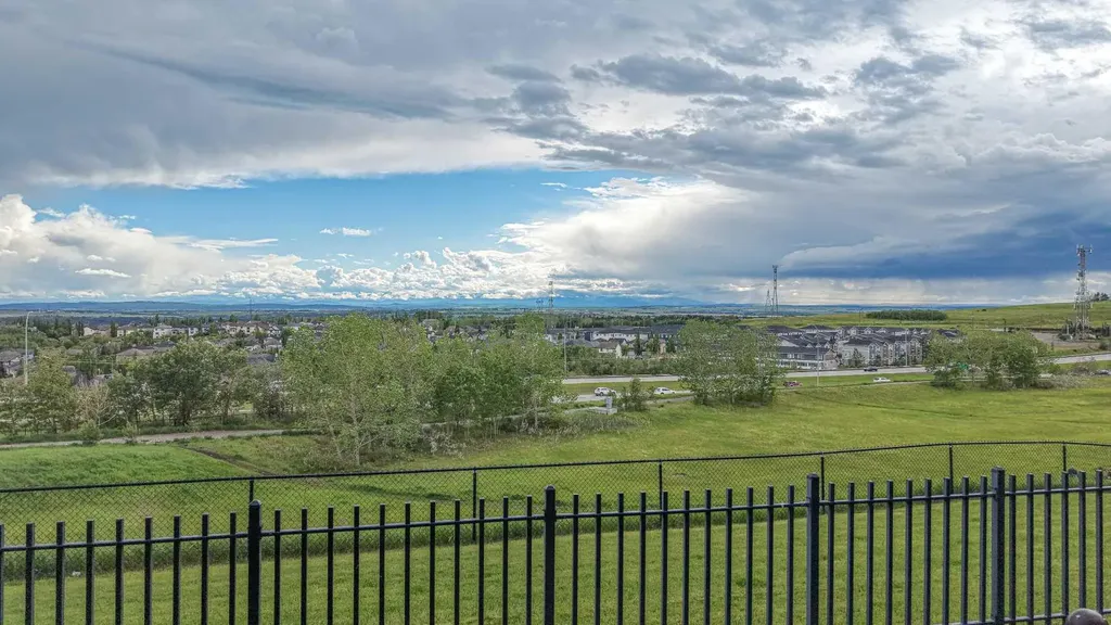 153 Rockyledge View NW Calgary AB T3G 5Y5