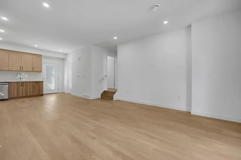 922 17 Avenue NW Calgary AB T2M 0P2