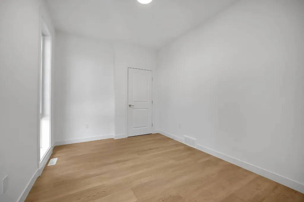 922 17 Avenue NW Calgary AB T2M 0P2
