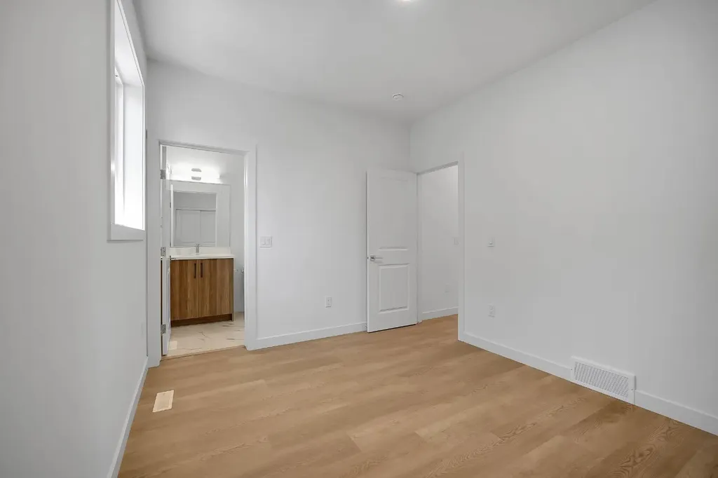 922 17 Avenue NW Calgary AB T2M 0P2