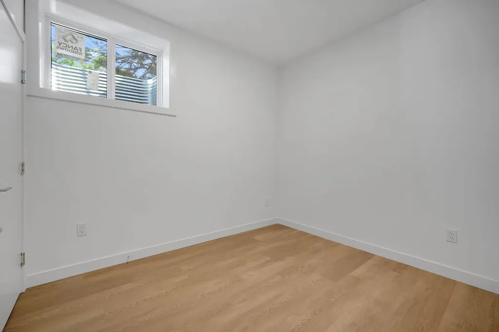 922 17 Avenue NW Calgary AB T2M 0P2