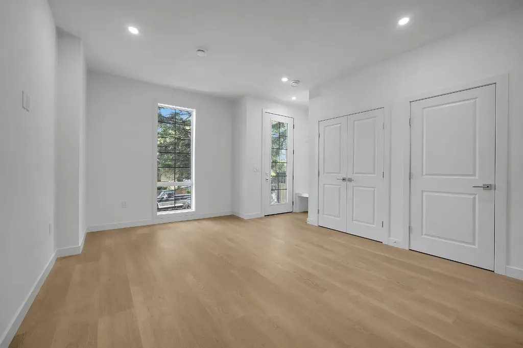 922 17 Avenue NW Calgary AB T2M 0P2