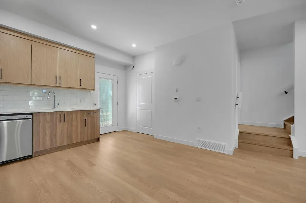 922 17 Avenue NW Calgary AB T2M 0P2