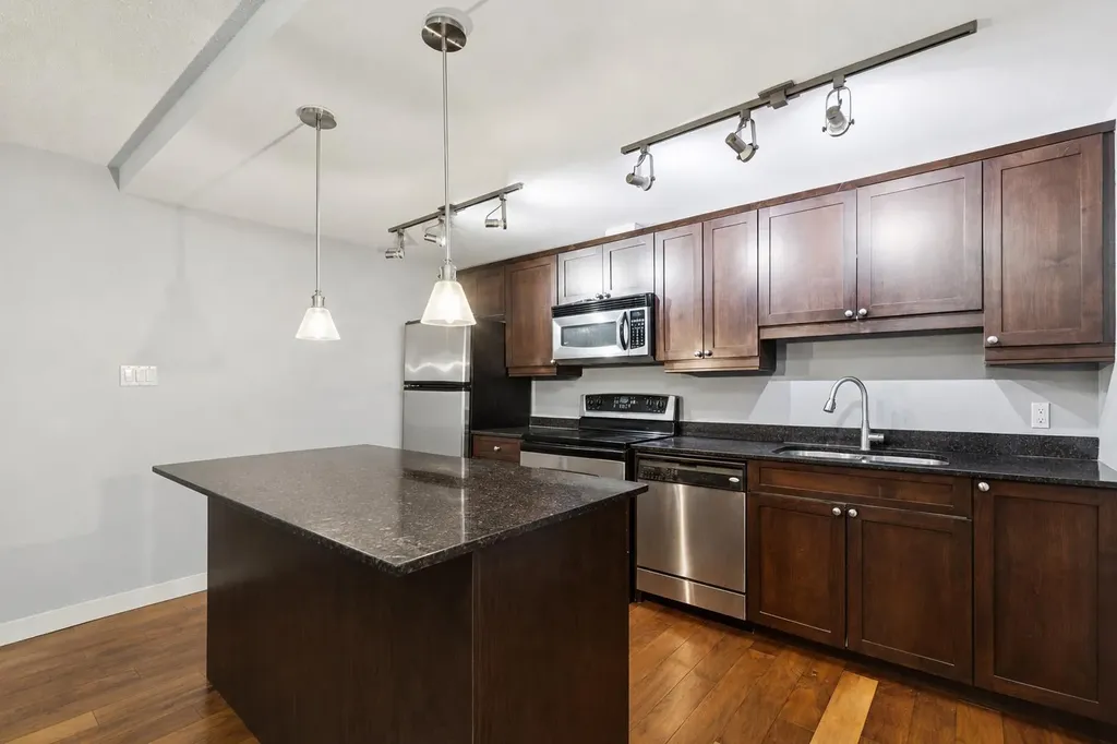 1025 14 Avenue SW Calgary AB T2R 0N9