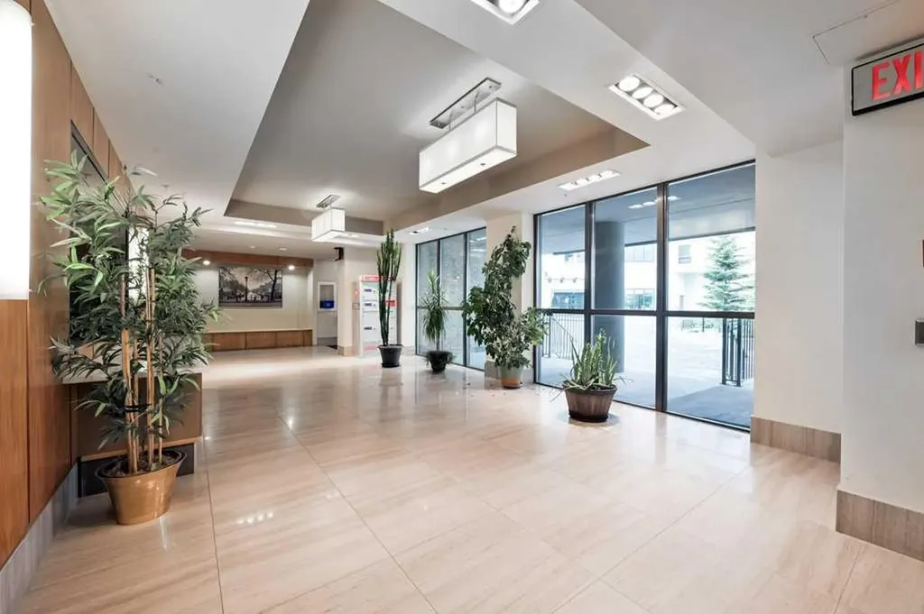 10 Shawnee Hill SW Calgary AB T2Y 0K5