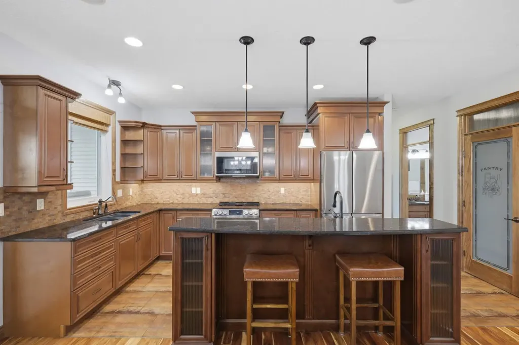 8 Laurel Close Sylvan Lake AB T4S 0B3
