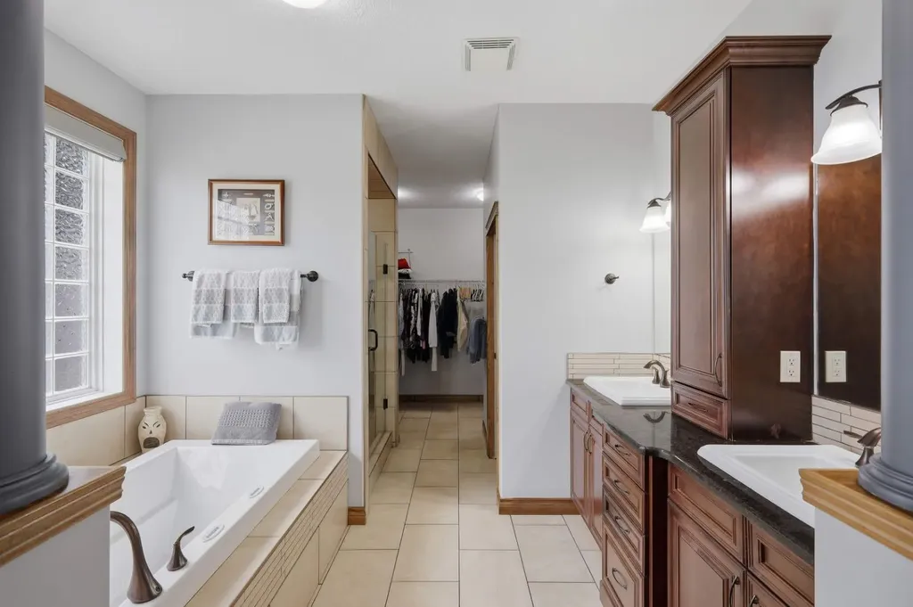 8 Laurel Close Sylvan Lake AB T4S 0B3