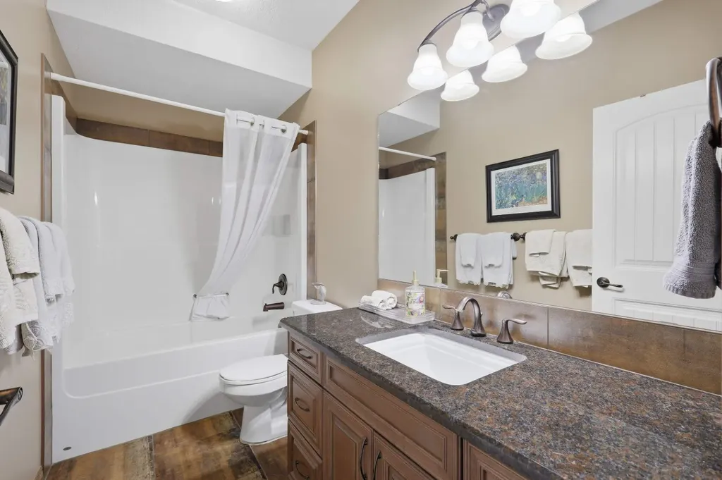 8 Laurel Close Sylvan Lake AB T4S 0B3