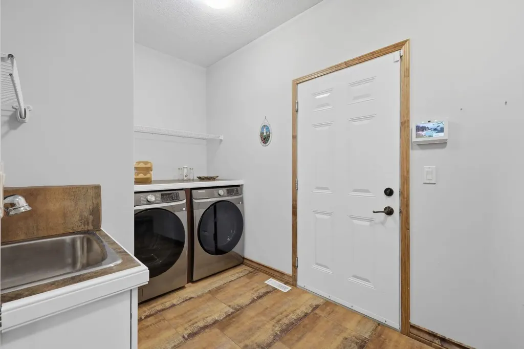 8 Laurel Close Sylvan Lake AB T4S 0B3