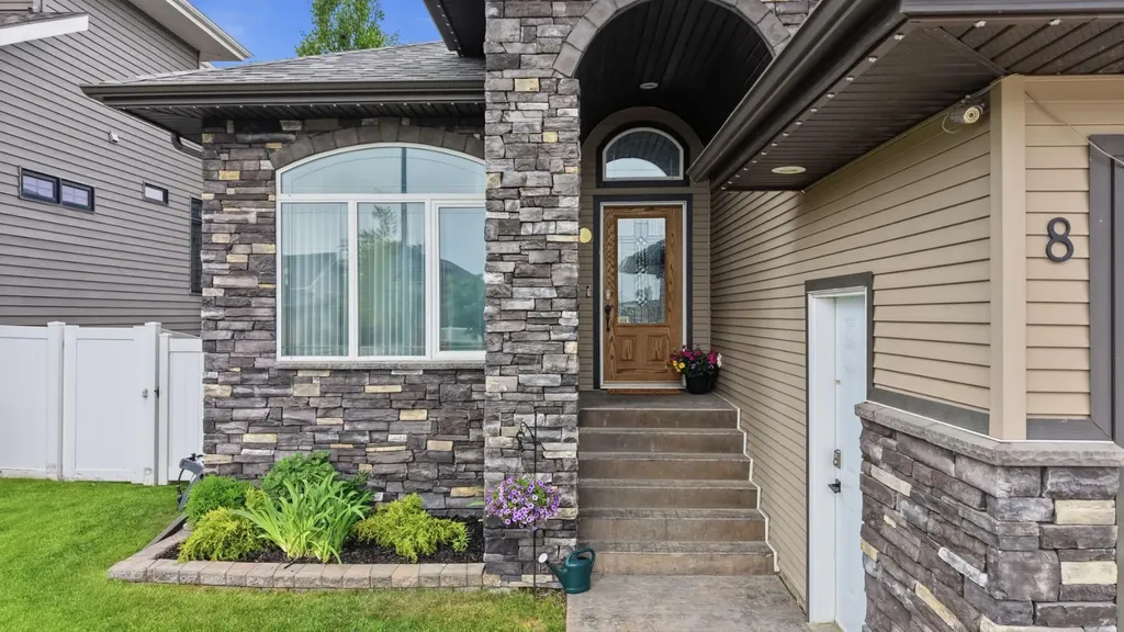 8 Laurel Close Sylvan Lake AB T4S 0B3