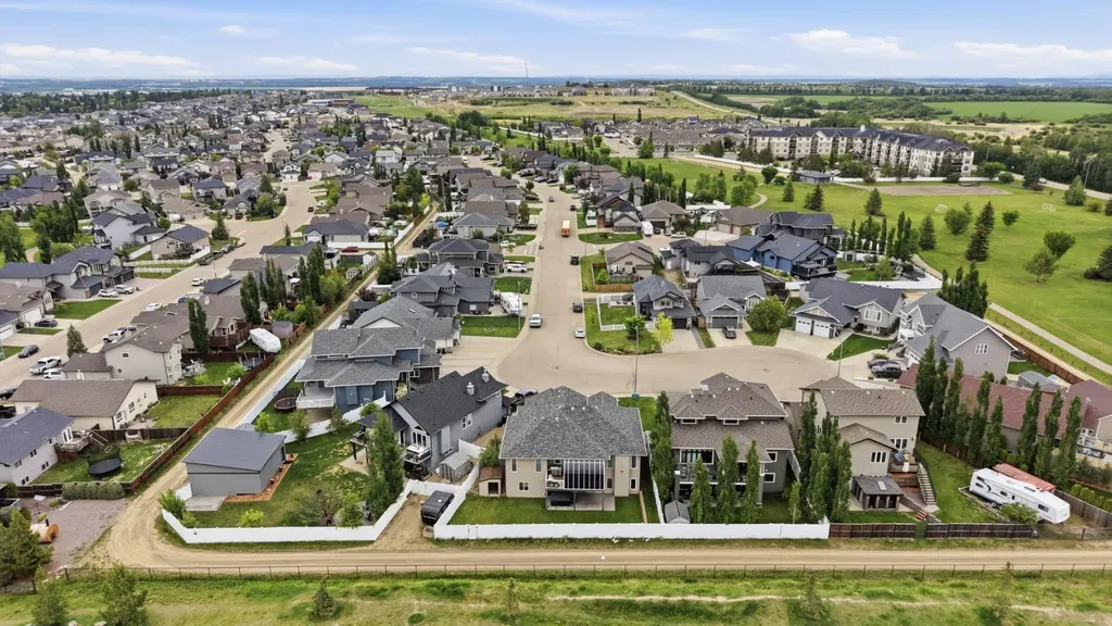 8 Laurel Close Sylvan Lake AB T4S 0B3