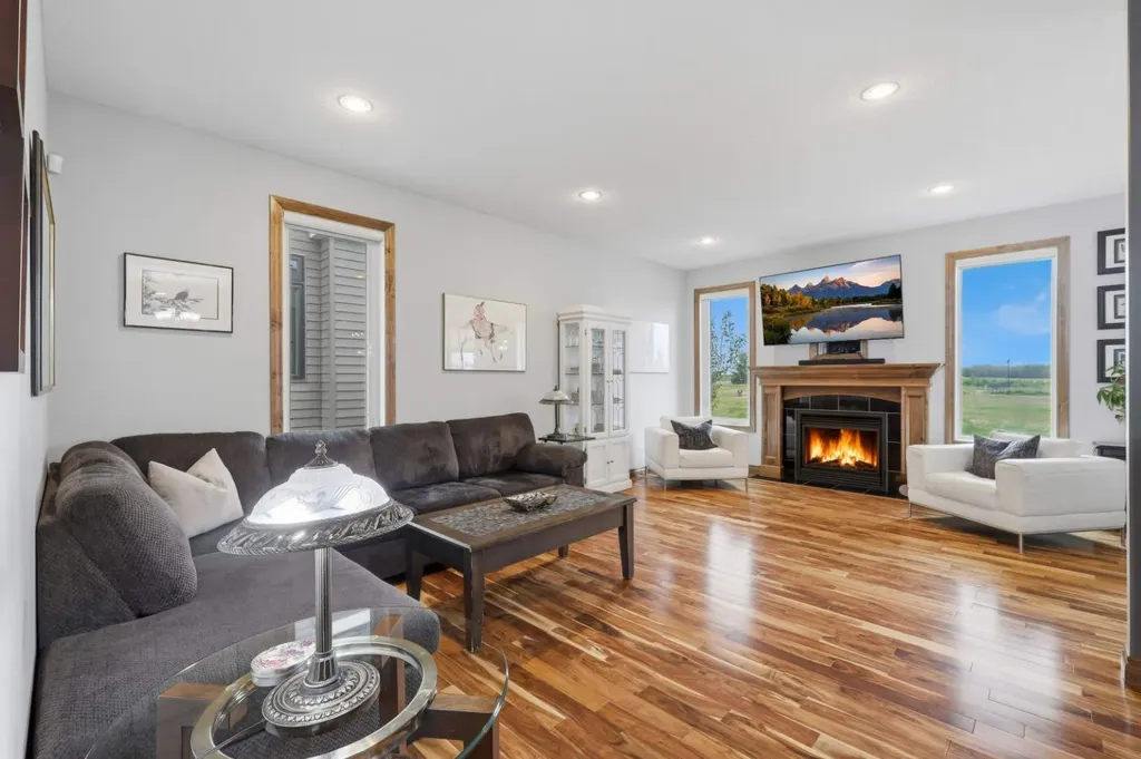 8 Laurel Close Sylvan Lake AB T4S 0B3