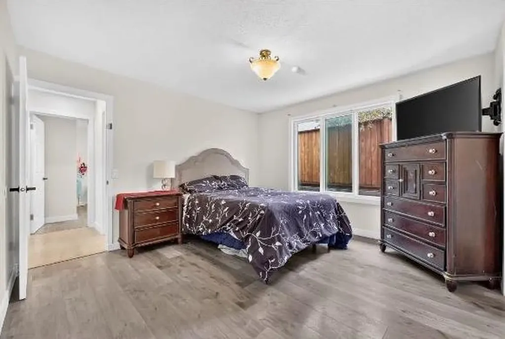 104 Silver Springs Green NW Calgary AB T3B 3Y9