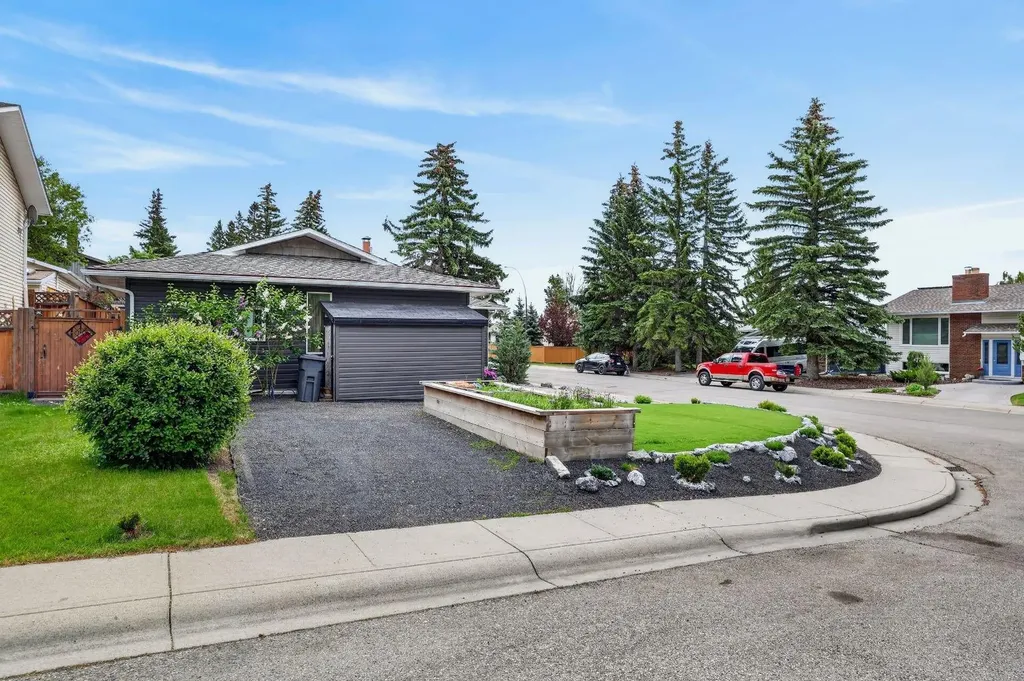 104 Silver Springs Green NW Calgary AB T3B 3Y9