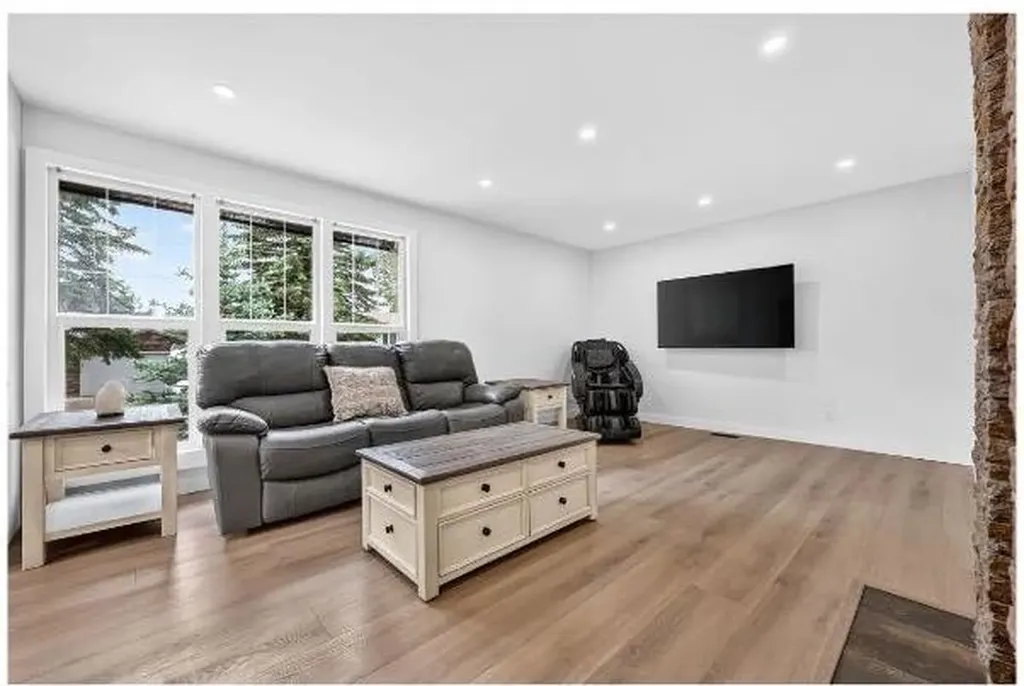 104 Silver Springs Green NW Calgary AB T3B 3Y9
