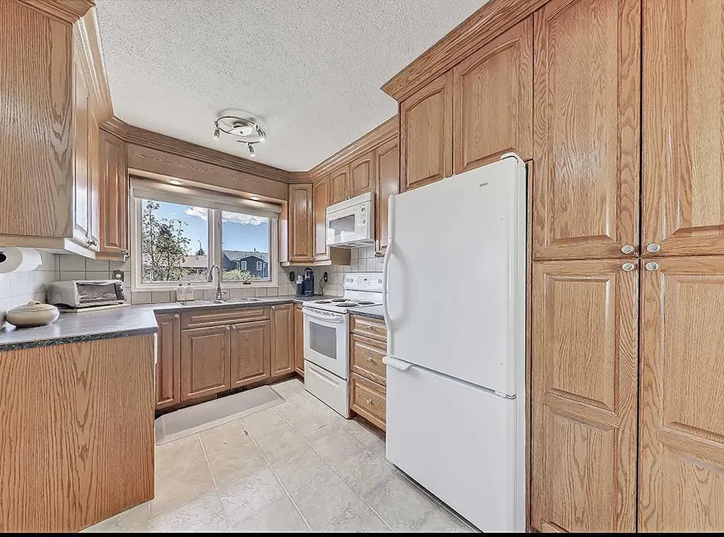 728 Parkvalley Road SE Calgary AB T2J 4V8