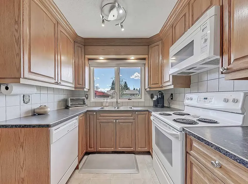 728 Parkvalley Road SE Calgary AB T2J 4V8