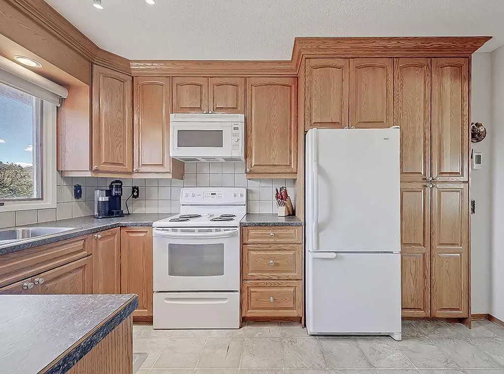 728 Parkvalley Road SE Calgary AB T2J 4V8