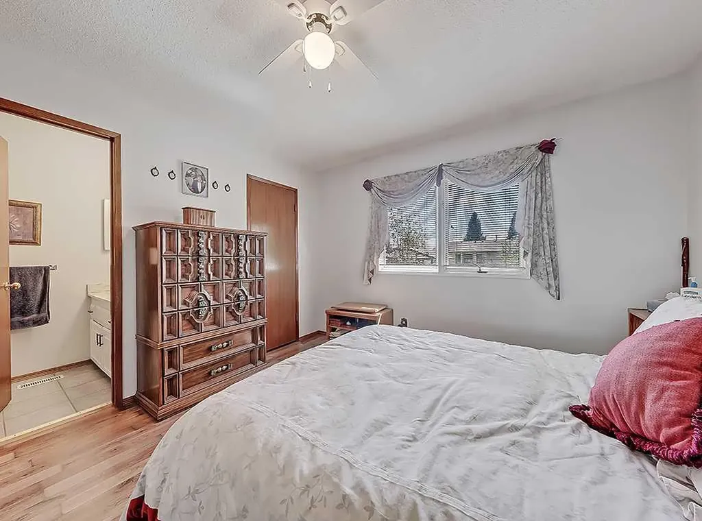 728 Parkvalley Road SE Calgary AB T2J 4V8