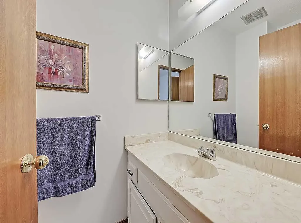728 Parkvalley Road SE Calgary AB T2J 4V8