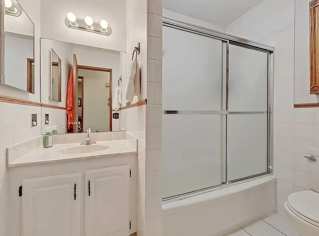 728 Parkvalley Road SE Calgary AB T2J 4V8