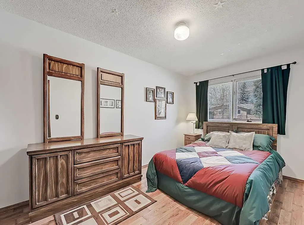 728 Parkvalley Road SE Calgary AB T2J 4V8