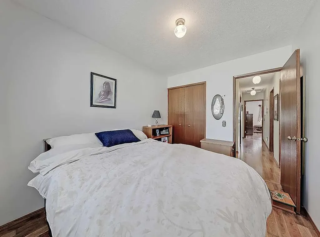 728 Parkvalley Road SE Calgary AB T2J 4V8