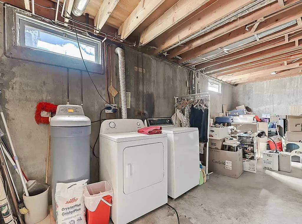 728 Parkvalley Road SE Calgary AB T2J 4V8