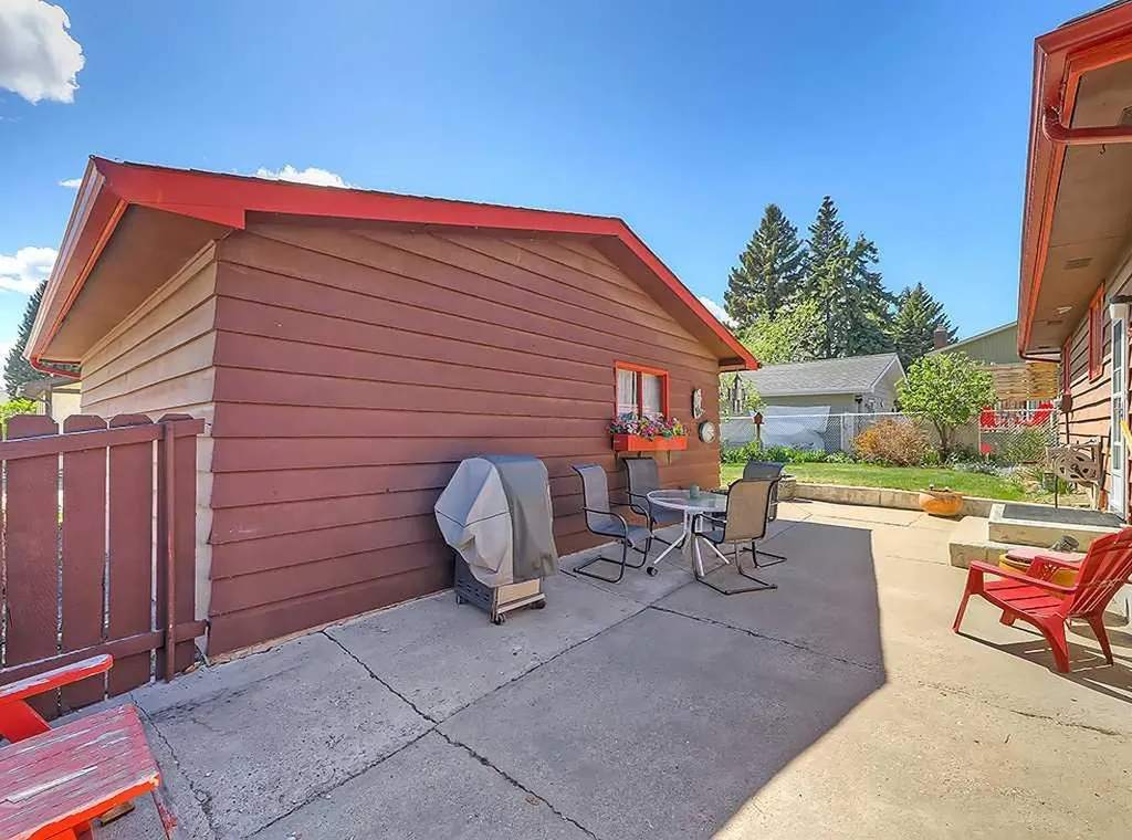 728 Parkvalley Road SE Calgary AB T2J 4V8
