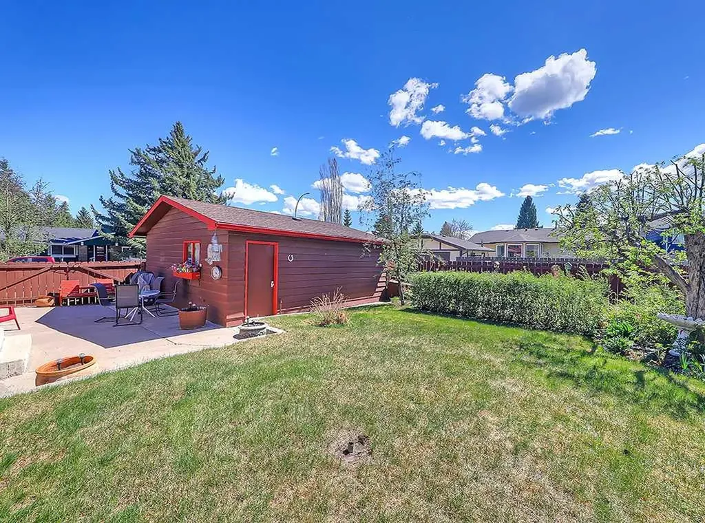 728 Parkvalley Road SE Calgary AB T2J 4V8