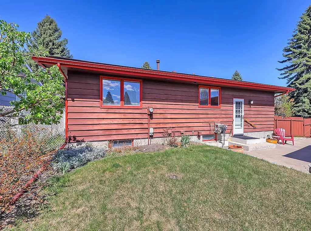728 Parkvalley Road SE Calgary AB T2J 4V8