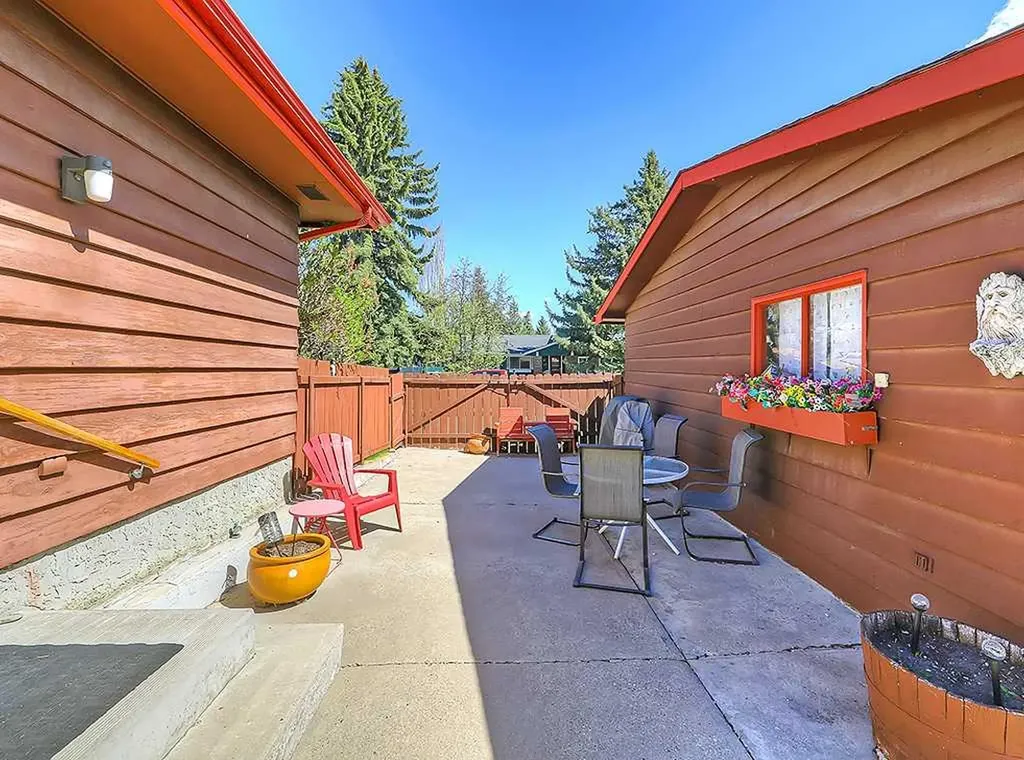 728 Parkvalley Road SE Calgary AB T2J 4V8