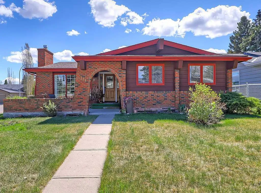 728 Parkvalley Road SE Calgary AB T2J 4V8