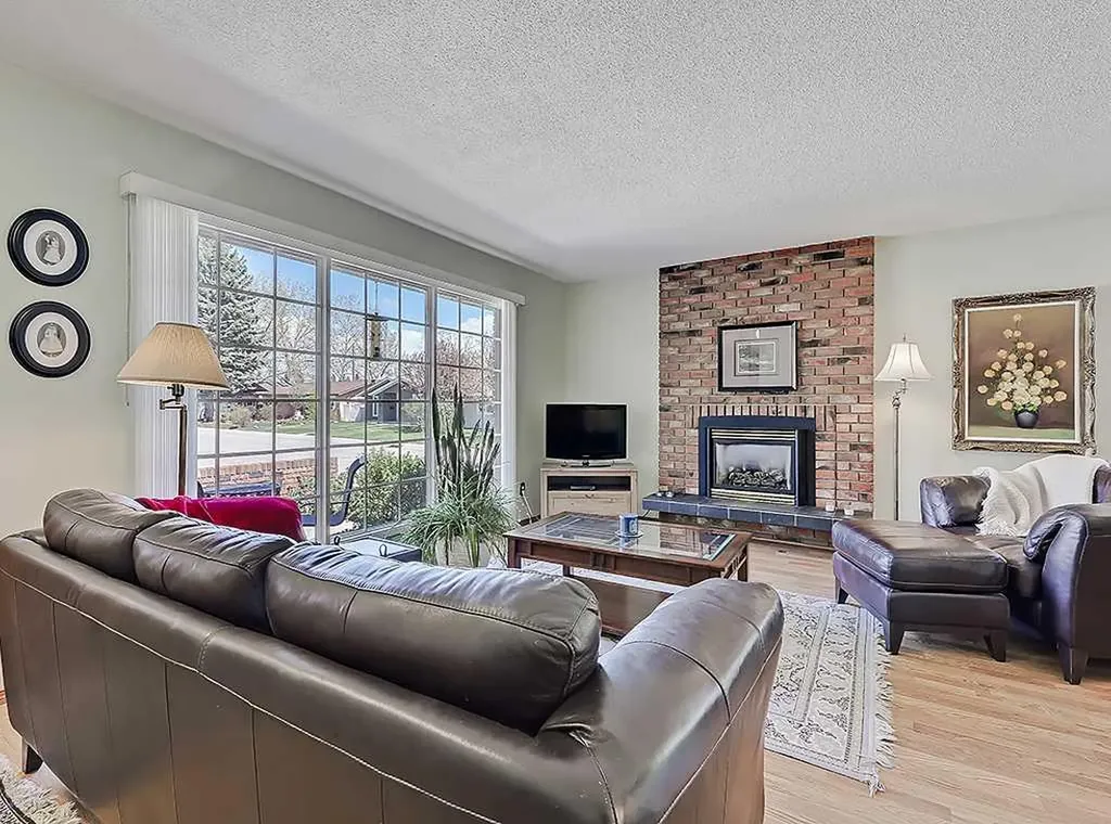 728 Parkvalley Road SE Calgary AB T2J 4V8