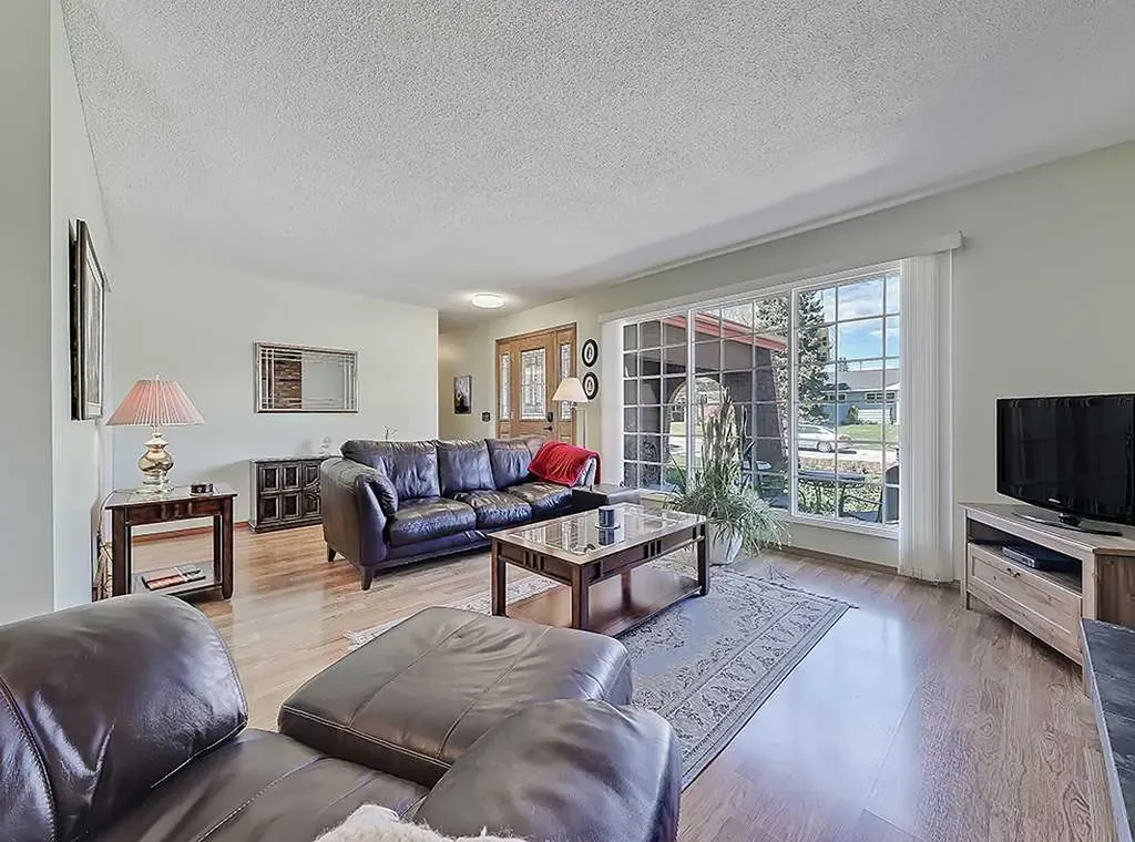 728 Parkvalley Road SE Calgary AB T2J 4V8