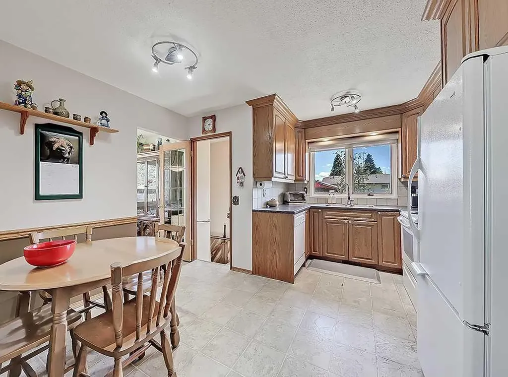 728 Parkvalley Road SE Calgary AB T2J 4V8