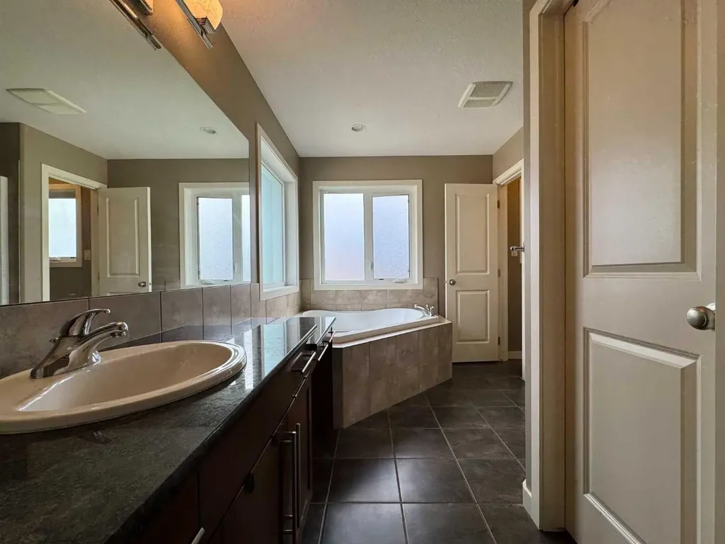 422 Lynx Terrace N Lethbridge AB T1H 6Z6
